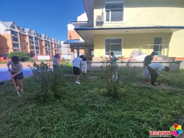 白梅社區開展“夏日除草護綠 共建整潔家園”環境整治活動